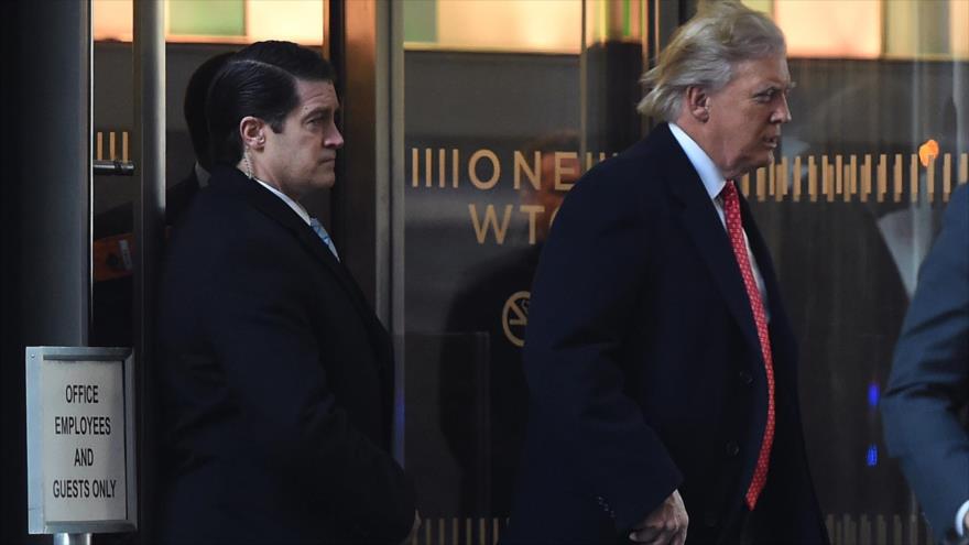 El presidente electo de EE.UU., Donald Trump, sale del neoyorquino Centro Mundial de Comercio (World Trade Center), tras participar en una rueda de prensa, 6 de enero de 2017.