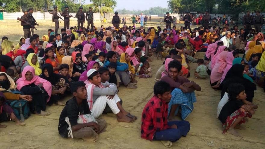 Miembros de la minoría musulmana rohingya, en su huida a Bangladés por la represión gubernamental birmana, están bajo vigilancia por los oficiales de seguridad bangladesíes en Teknaf (sur), 25 de diciembre de 2016.