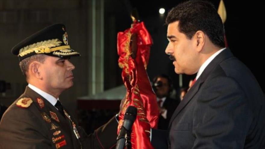 El presidente de Venezuela, Nicolás Maduro (dcha.), ratifica en su cargo al ministro del Poder Popular, y Cmdte Estratégico Operacional de la FANB, Vladimiro Padrino López, 5 de enero de 2017.