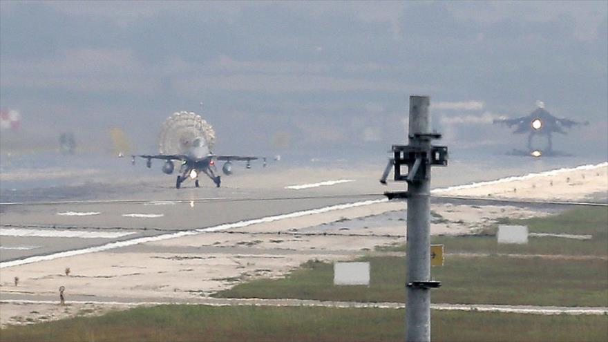 Aviones de combate de la Fuerza Aérea estadounidense aterrizan en la base aérea turca de Incirlik.