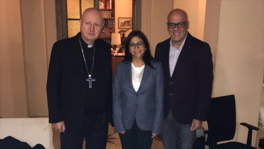 El representante del papa Francisco en Venezuela, monseñor Claudio María Celli, se reúne con la canciller venezolana, Delcy Rodríguez, y el representante del Gobierno ante la mesa de diálogo, Jorge Rodríguez, en Caracas, capital venezolana, 6 de enero de 2017.