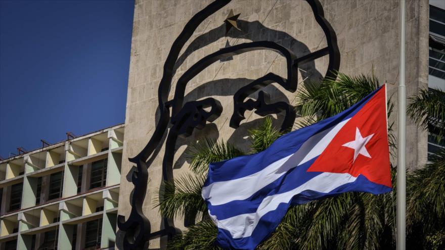 La bandera de Cuba ondea en la Plaza de la Revolución en La Habana, capital cubana, 28 de noviembre de 2016.