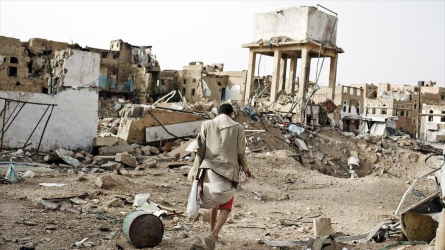 Un ciudadano yemení camina entre los escombros provocados como consecuencia de los bombardeos saudíes.