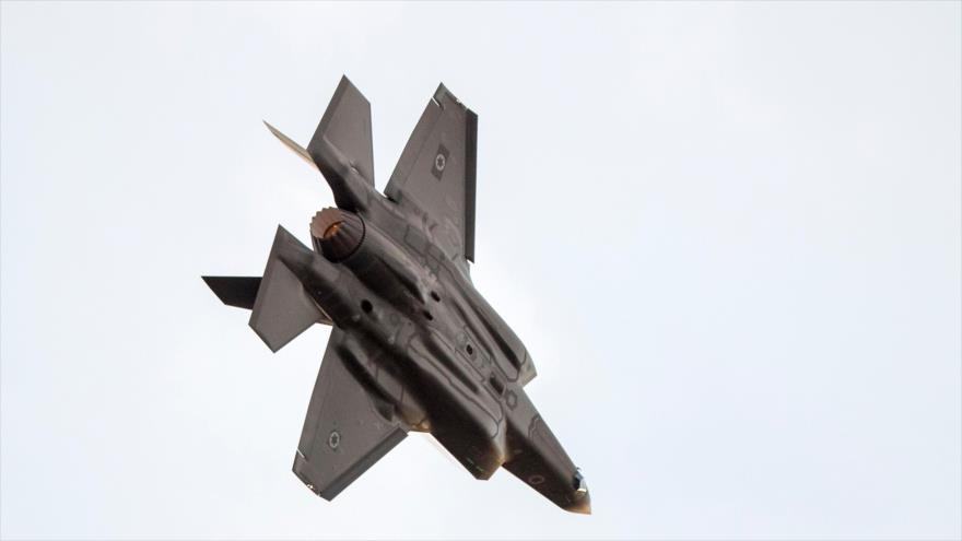 Un cazabombardero F-35 israelí hace un vuelo de exhibición en Bir al-Sab (Beerseba), en el sur de la ocupada Palestina, 29 de diciembre de 2016.