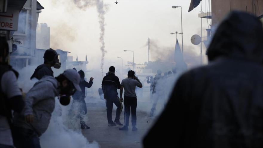 Fuerzas bareiníes intentan dispersar a los manifestantes, lanzando gas lacrimógeno, 21 de enero de 2015.