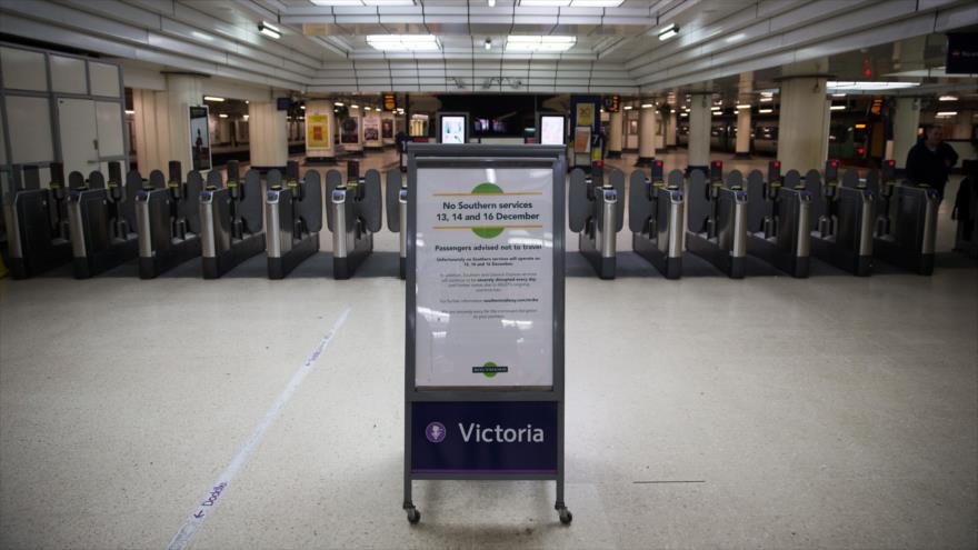 Aviso de paro de servicios ferroviarios al sur de la capital británica, Londres, 16 de diciembre de 2016.