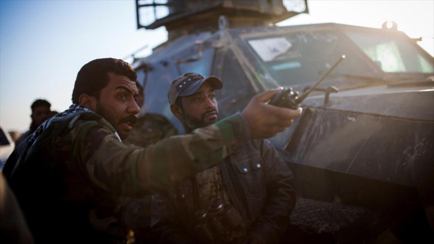 Un combatiente de Al-Hashad Al-Shabi (Movilización Popular) señala a un compañero el lugar desde donde fueron atacados por los francotiradores del grupo terrorista EIIL (Daesh, en árabe), ciudad de Tal Afar, 20 de noviembre de 2016.