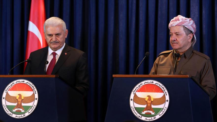 El primer ministro de Turquía, Binali Yildirim, (izda.) y el presidente de la región semiautónoma del Kurdistán iraquí, Masud Barzani, en una conferencia de prensa conjunta en la ciudad de Arbil (norte de Irak), 8 de enero de 2017.