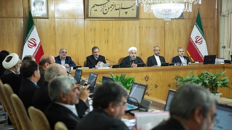 El Gabinete iraní, con la presencia del presidente Hasan Rohani, abordan las cuestiones económicas durante una sesión en Teherán, la capital.