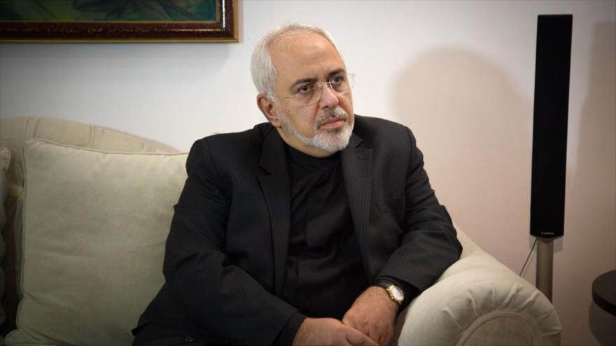 El canciller de Irán, Mohamad Yavad Zarif, durante su visita a la embajada de Cuba en Teherán, capital iraní.