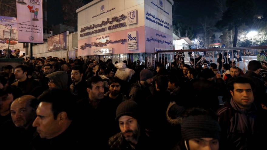 La gente se reúne frente al hospital (en la ciudad capitalina de Teherán), donde murió el presidente del Consejo de Discernimiento del Sistema de la República Islámica de Irán, ayatolá Ali Akbar Hashemi Rafsanyani, 8 de enero de 2017.