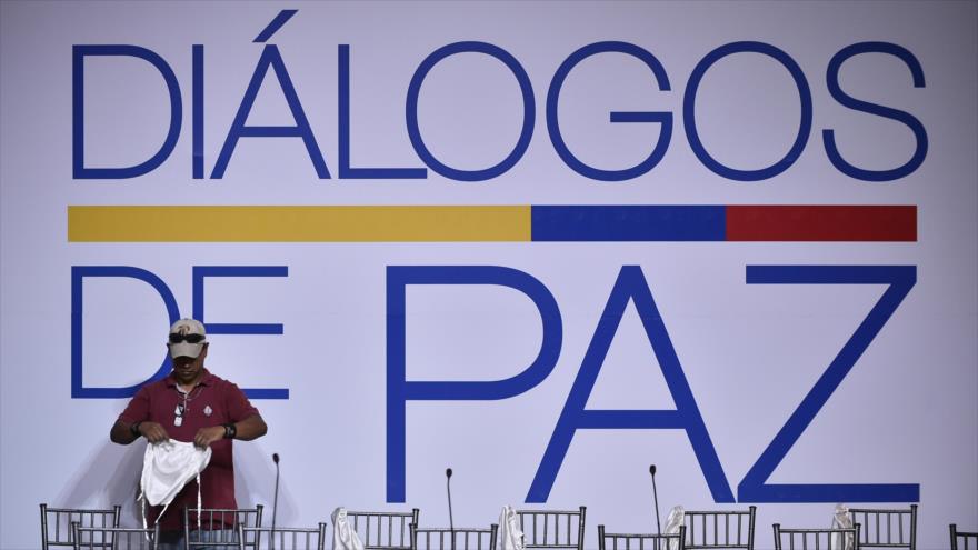 Un empleado hace los preparativos para el inicio de las conversaciones entre el Gobierno de Colombia y el ELN en Quito (capital ecuatoriana), 27 de octubre de 2016.