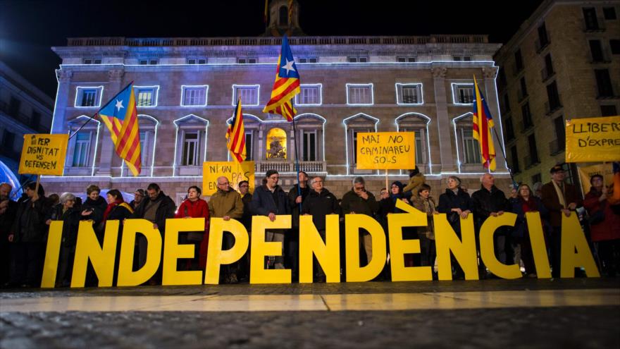 Partidarios de la independencia catalana se manifiestan a favor de la autodeterminación en la plaza de San Jaime en Barcelona, 27 de diciembre de 2016.