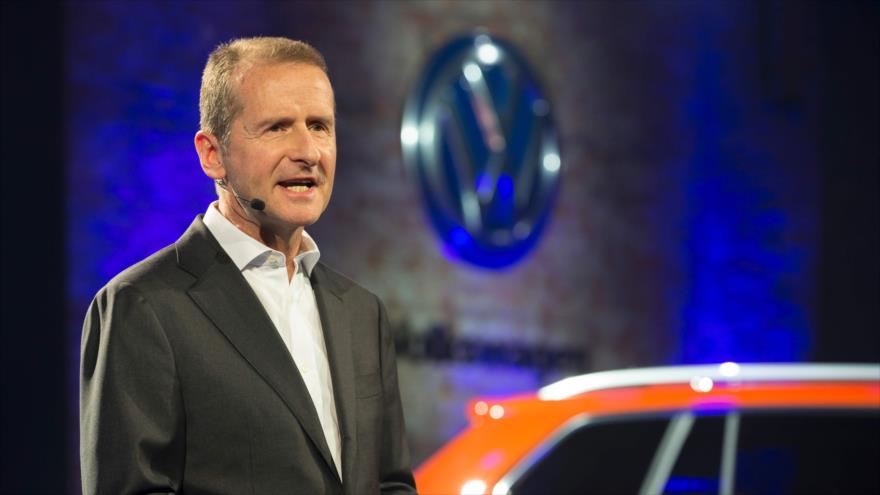 Herbert Diess, patrón de Volkswagen (VW), habla durante el tradicional Salón del Automóvil en Detroit, noreste de EE.UU., 9 de enero de 2017.