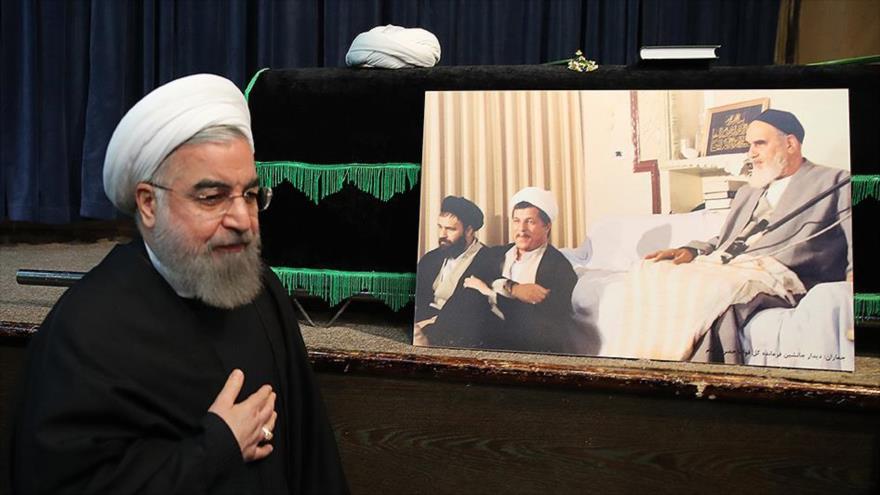 El presidente de Irán, Hasan Rohani, camina junto al ataúd del ayatolá Ali Akbar Hashemi Rafsanyani en el acto fúnebre celebrado en Yamaran, norte de Teherán, 9 de enero de 2017.