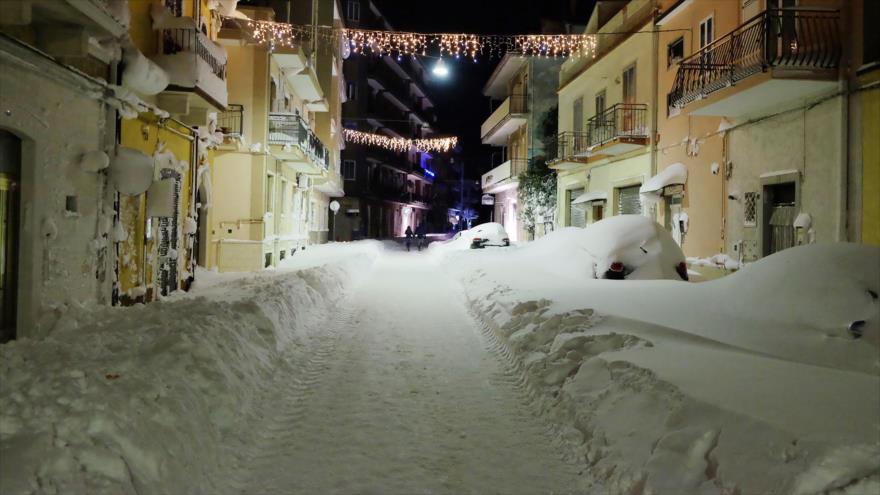Calle cubierta de nieve en la región de Puglia en el sur de Italia, 8 de enero de 2017.
