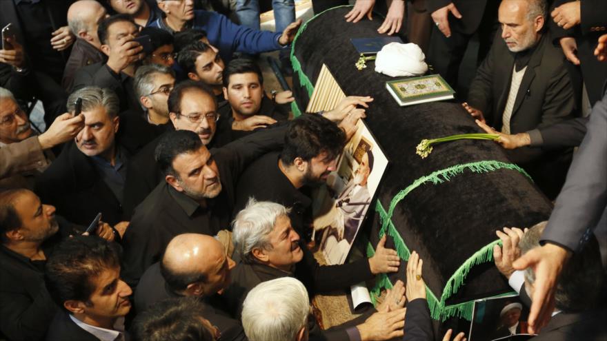 Los dolientes se reúnen alrededor del ataúd del difunto presidente del Consejo de Discernimiento del Sistema de la República Islámica de Irán, el ayatolá Ali Akbar Hashemi Rafsanyani, durante una ceremonia de duelo en la mezquita Yamaran en Teherán, la capital persa, 9 de enero de 2017.