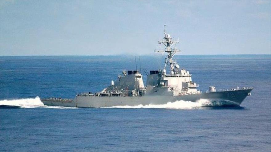 El destructor estadounidense USS Mahan en el estrecho de Hormuz.