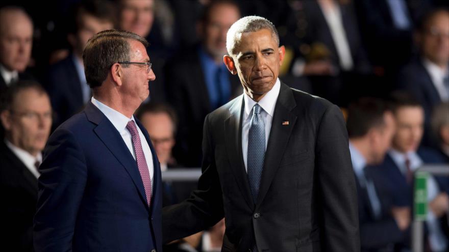 El presidente estadounidense Barack Obama (derecha) y el secretario de Defensa estadounidense, Ashton Carter, durante una ceremonia militar de despedida en la Base Militar Conjunta Myer, en Virginia, 4 de enero de 2017.
