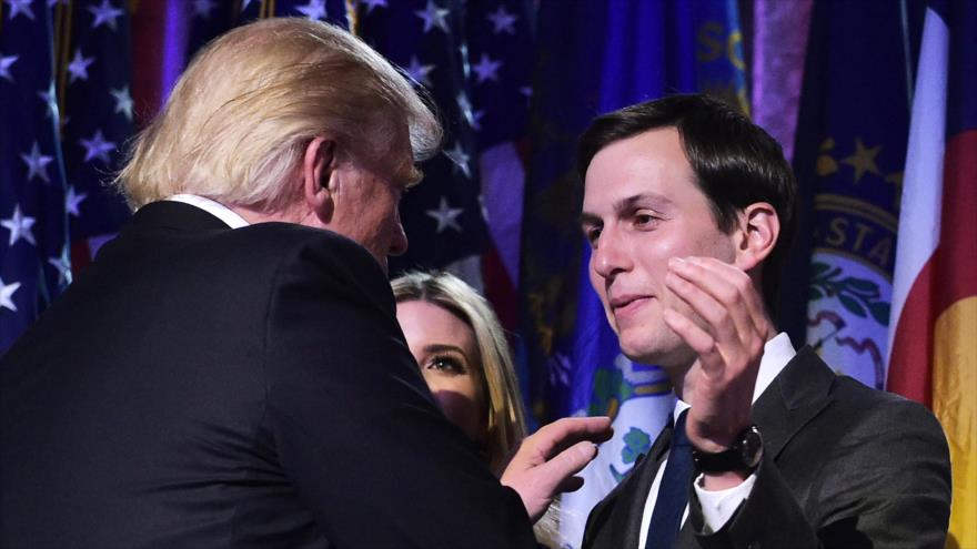 El presidente electo de Estados Unidos, Donald Trump (iza.), junto con su yerno, Jared Kushner, 9 de noviembre de 2016.