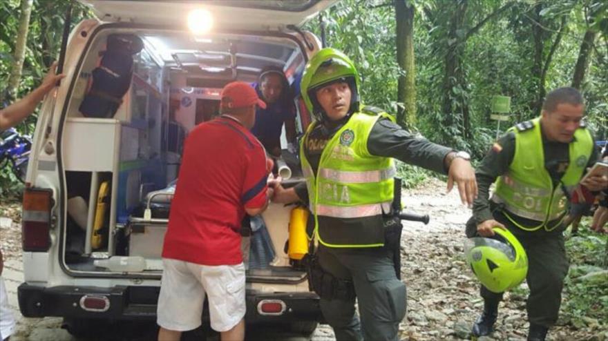 Rescatistas llegan a la zona de Vereda de El Carmen, Villavicencio, en el centro de Colombia donde un puente colgante colapsó, 9 de enero de 2017.