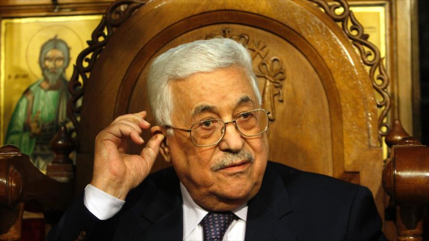 El presidente palestino, Mahmud Abás, asiste a la misa de medianoche de Navidad para los ortodoxos griegos en la iglesia de la Natividad en la ciudad bíblica de Belén, en Cisjordania, 7 de enero de 2017.
