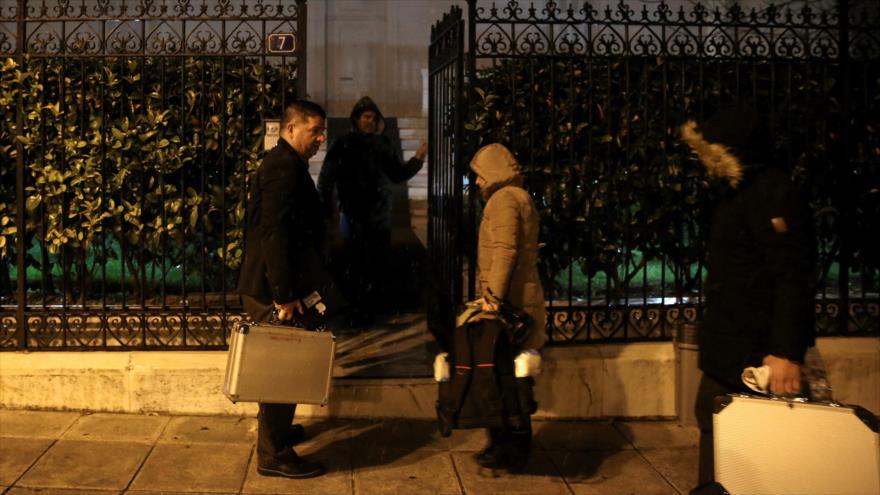 Los investigadores entran en un bloque residencial donde el cónsul ruso Andrei Malanin fue encontrado muerto en Atenas, la capital de Grecia, 9 de enero de 2017.