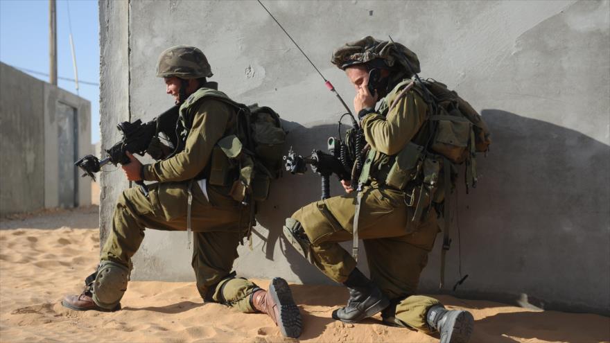 Dos militares israelíes participan en una operación en Cisjordania ocupada.