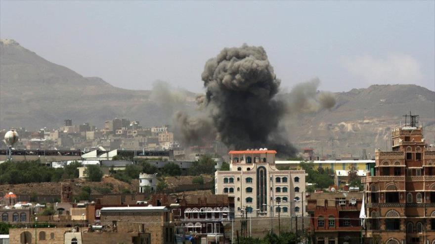 Columna de humo se eleva tras un ataque aéreo saudí contra una base del Ejército yemení en Saná.