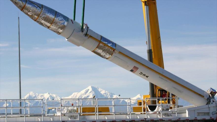 Un interceptor terrestre de Estados Unidos es bajado al silo de misiles en Alaska.