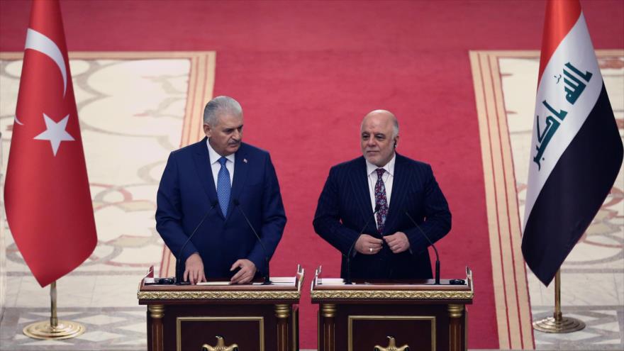 El primer ministro de Irak, Haidar al-Abadi (dcha.), junto a su homólogo turco, Binali Yildirim, en una comparecencia conjunta ante la prensa, Bagdad, 7 de enero de 2017.