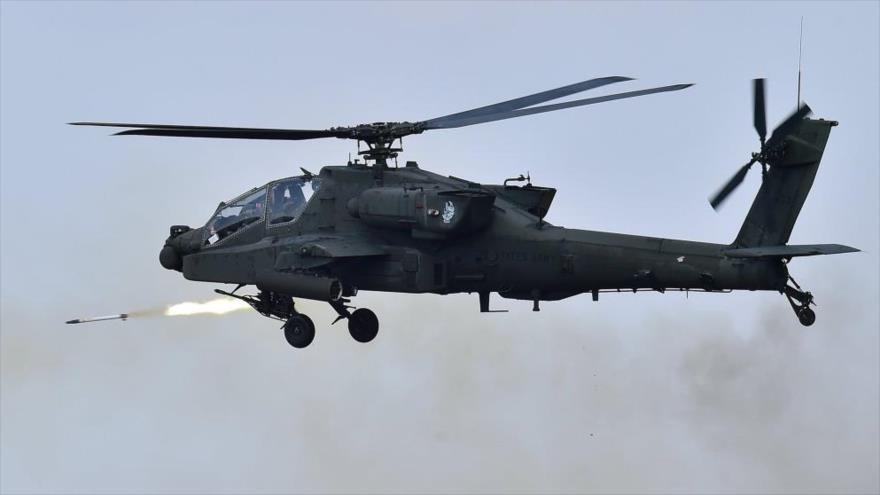 Un helicóptero estadounidense AH-64 Apache dispara cohetes durante una maniobra conjunta de Corea del Sur y EE.UU. en Pocheon, a 65 km al noreste de Seúl (capital surcoreana), 28 de agosto de 2015.
