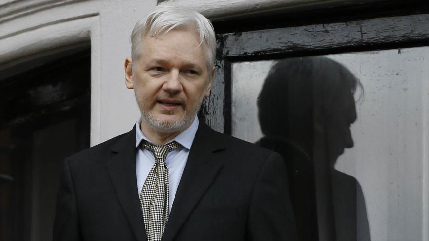 El fundador de Wikileaks, Julian Assange, en el balcón de la Embajada de Ecuador en Londres, capital británica.
