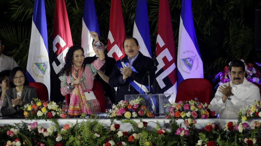 El presidente de Nicaragua, Daniel Ortega, en la toma de posesión junto a su esposa y vicepresidenta, Rosario Murillo, (ambos al centro), el presidente de Venezuela, Nicolás Maduro, (drcha.) y la presidenta de Taiwan, Tsai Ing-wen (izq.) en la Plaza de la Revolución en Managua, 10 de enero de 2017.