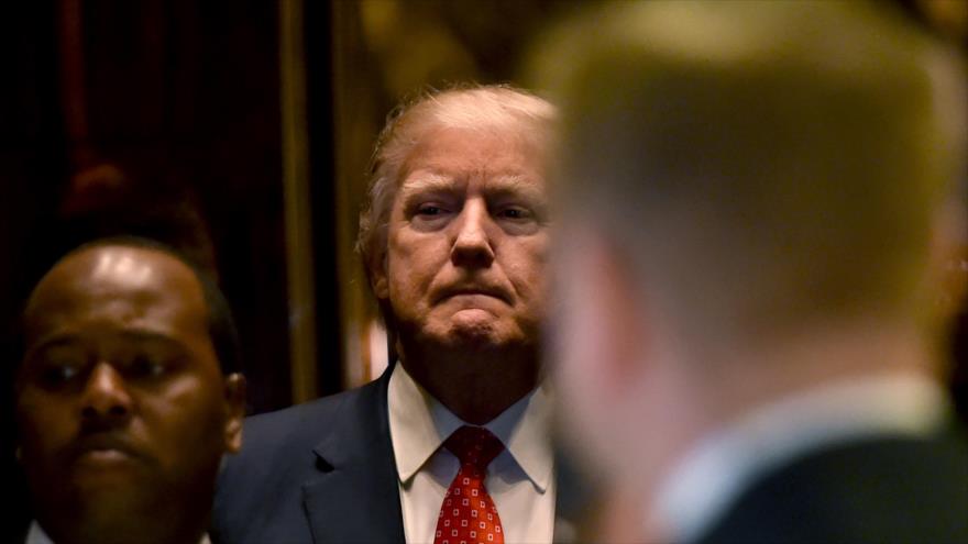 El presidente electo de Estados Unidos, Donald Trump (centro) en la Torre Trump, Nueva York, 9 de enero de 2017.