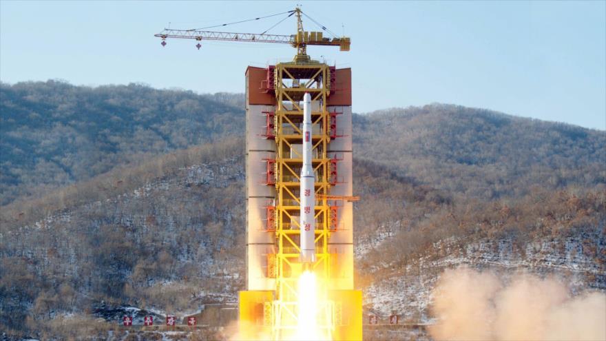 Imagen del lanzamiento de un misil de largo alcance por Corea del Norte.
