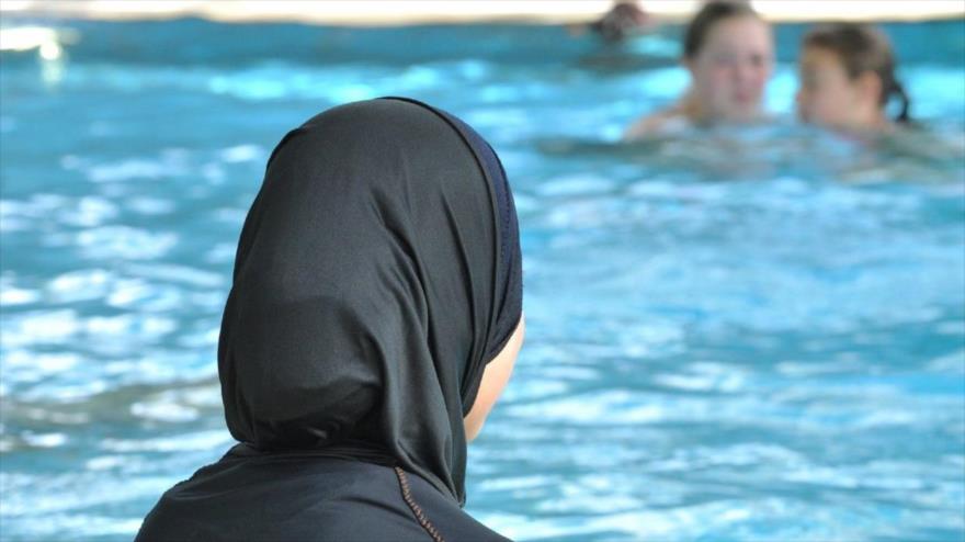 La Corte Europea de Derechos Humanos ha dado la razón a Suiza, que obliga a los padres musulmanes a enviar a sus hijas a clases de natación mixtas.