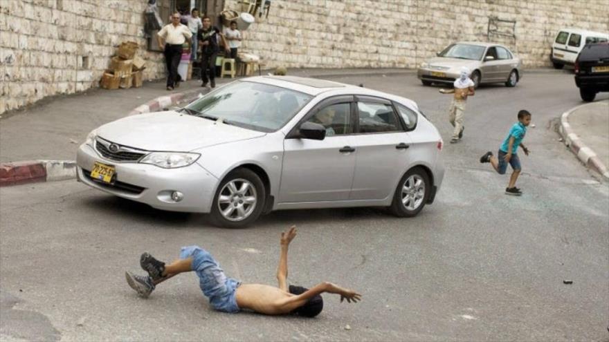 Imagen que muestra presunto momento en que un colono israelí atropella a un niño palestino en la ciudad de Qalqiliya, en el noroeste de la ocupada Cisjordania.