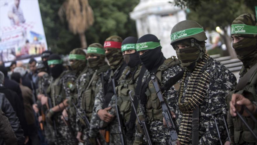 Integrantes de las Brigadas Ezzedin al-Qassam, brazo militar del Movimiento de Resistencia Islámica de Palestina (HAMAS), participan en una ceremonia, 18 de diciembre de 2016.