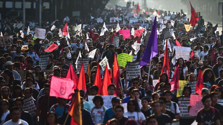 Protestantes mexicanos por el aumento de los precios del combustible celebran protestas en la Ciudad de México (la capital), 10 de enero de 2017.