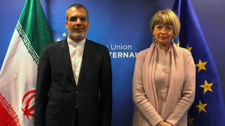 El vicecanciller iraní para Asuntos Árabes y Africanos, Husein Yaberi Ansari, junto a la subjefa de la Política Exterior de la Unión Europea (UE), Helga Schmid, Bruselas (capital belga), 11 de enero de 2017.