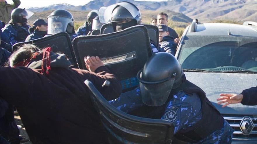 Gendarmes argentinos arremeten contra miembros de la comunidad mapuche de Pu Lof, en el departamento de Cushamen, sur de Argentina, 10 de enero de 2017.