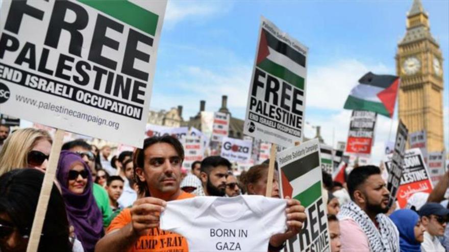 Manifestantes propalestinos marchan en Londres, capital británica, para condenar los crímenes del régimen de Israel.
