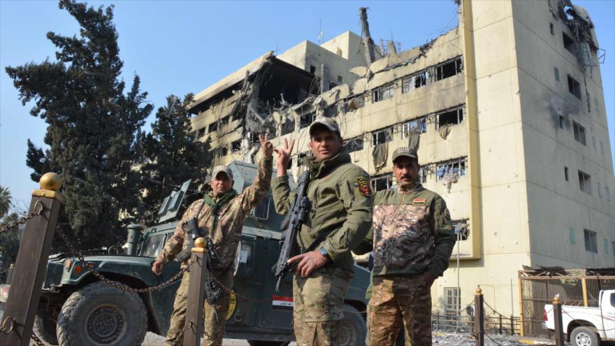 Fuerzas iraquíes patrullan una calle en Mosul, cerca del hospital de Al-Salam, al-Wihdah, 9 de enero de 2017.