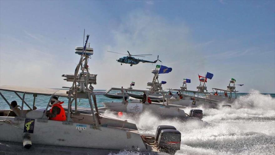 Lanchas rápidas de la Fuerza Naval del Cuerpo de los Guardianes de la Revolución Islámica de Irán (CGRI) en el Golfo Pérsico.