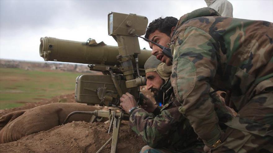 Las fuerzas sirias ajustan un sistema antitanques portátil durante una operación militar contra el grupo terrorista Daesh, en el área de Hatabat al-Bab, cerca de la ciudad de Al-Bab, 24 de enero de 2016.