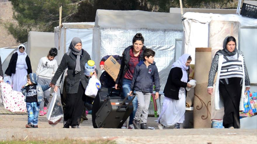 Los refugiados izadíes llevan sus pertenencias en la ciudad turca de Diyarbakir (sur), de mayoría kurda, mientras cambian su campamento de refugiados y se trasladan a Midyat, 3 de enero de 2017.
