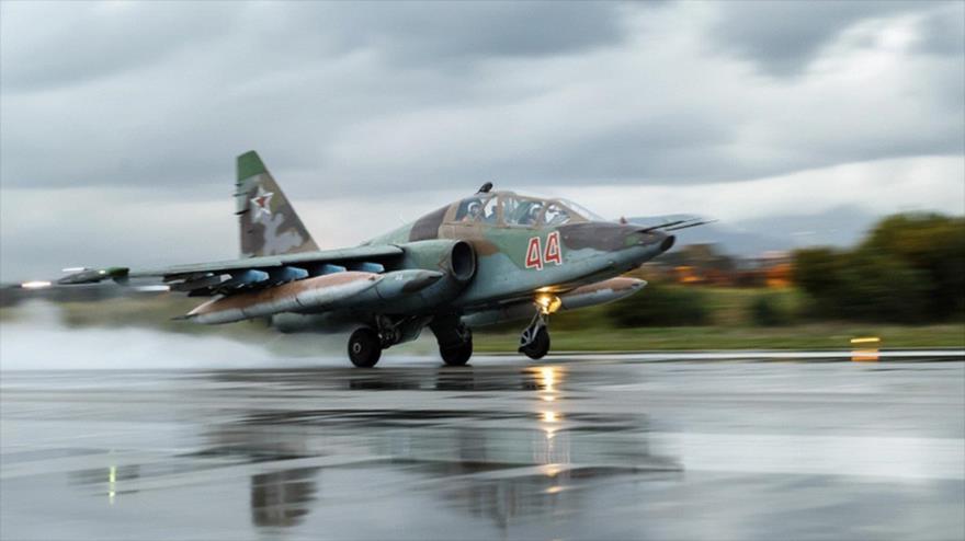 Un bombardero ruso Su-25, despegando en la base aérea de Hmeimim, en la provincia de Latakia, noroeste de Siria.