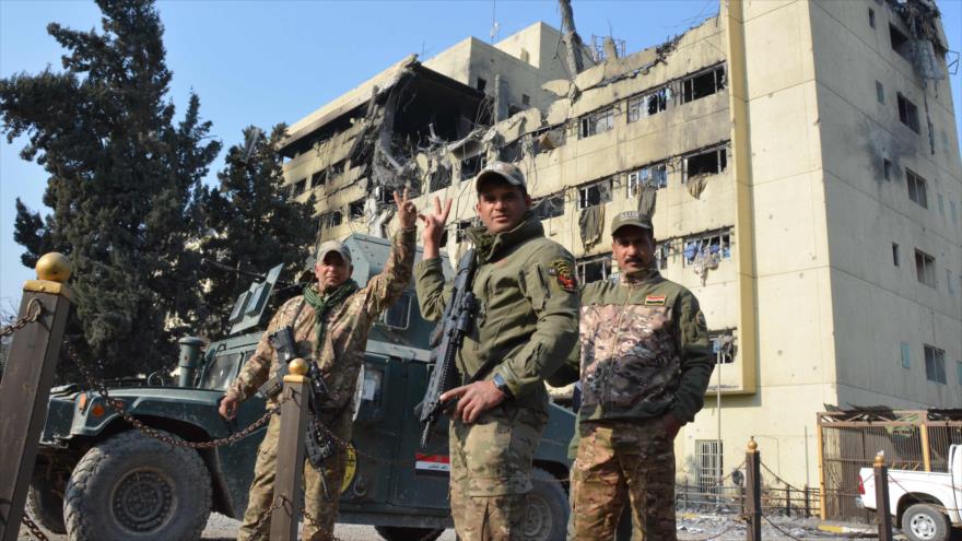 Las fuerzas iraquíes patrullan una calle en Mosul al lado del hospital Al-Salam en el barrio de Al-Wihdah después de recapturar el área del grupo terrorista EIIL (Daesh, en árabe), 9 de enero de 2017.
