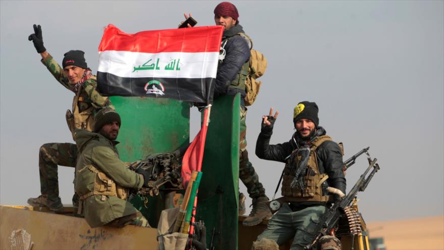 Los combatientes de Al-Hashad Al-Shabi (Movilización Popular) muestran el signo de victoria a medida que avanzan hacia el pueblo de Shwah, al sur de la ciudad de Tal Afar en las afueras occidentales de Mosul, 13 de diciembre de 2016.